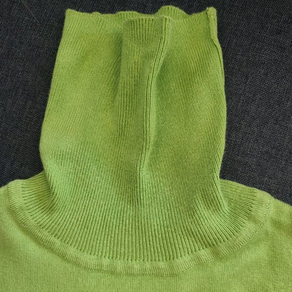pre-owned short sleeves turtle neck rib texture sweater top (size small) - Picture 7 of 7